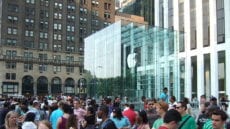 "Line at Apple Store in NYC" by Rob DiCaterino from Jersey City, NJ, USA - Apple Store, 5th Ave., NYC, 7/12/08 - 13 of 19Uploaded by Allmightyduck. Licensed under CC BY 2.0 via Wikimedia Commons