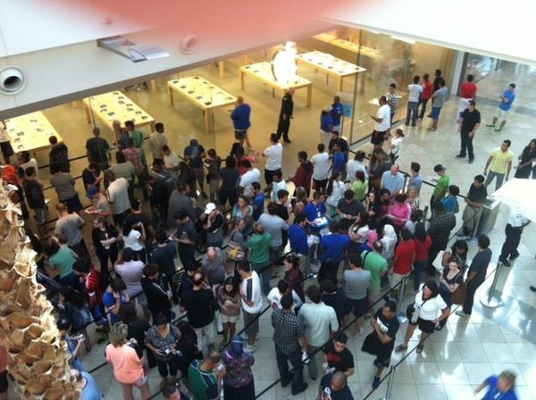 A crowd of people wait to enter the Apple store at the Mall at Millenia. (Red Huber, Orlando Sentinel )