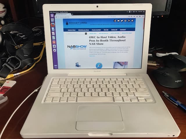 The old MacBook running Ubuntu Linux. That website seems familiar...